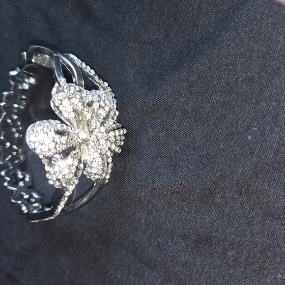 Elegant Silver Floral Bracelet - Picture 2 of 5